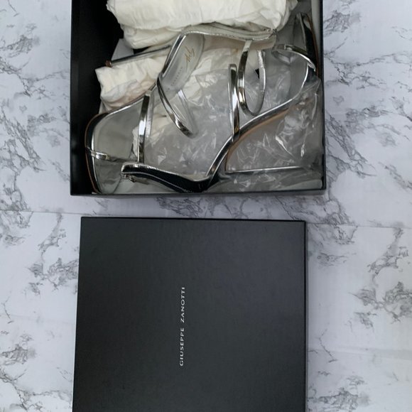 ❌SOLD❌Giuseppe Zanotti Harmony Silver Leather - Picture 6 of 16